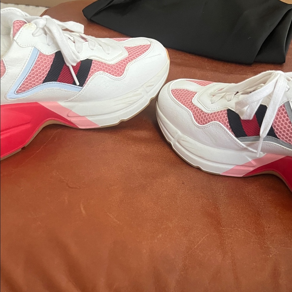 Gucci White Sneakers with Red and Black Accents - Picture 5 of 11